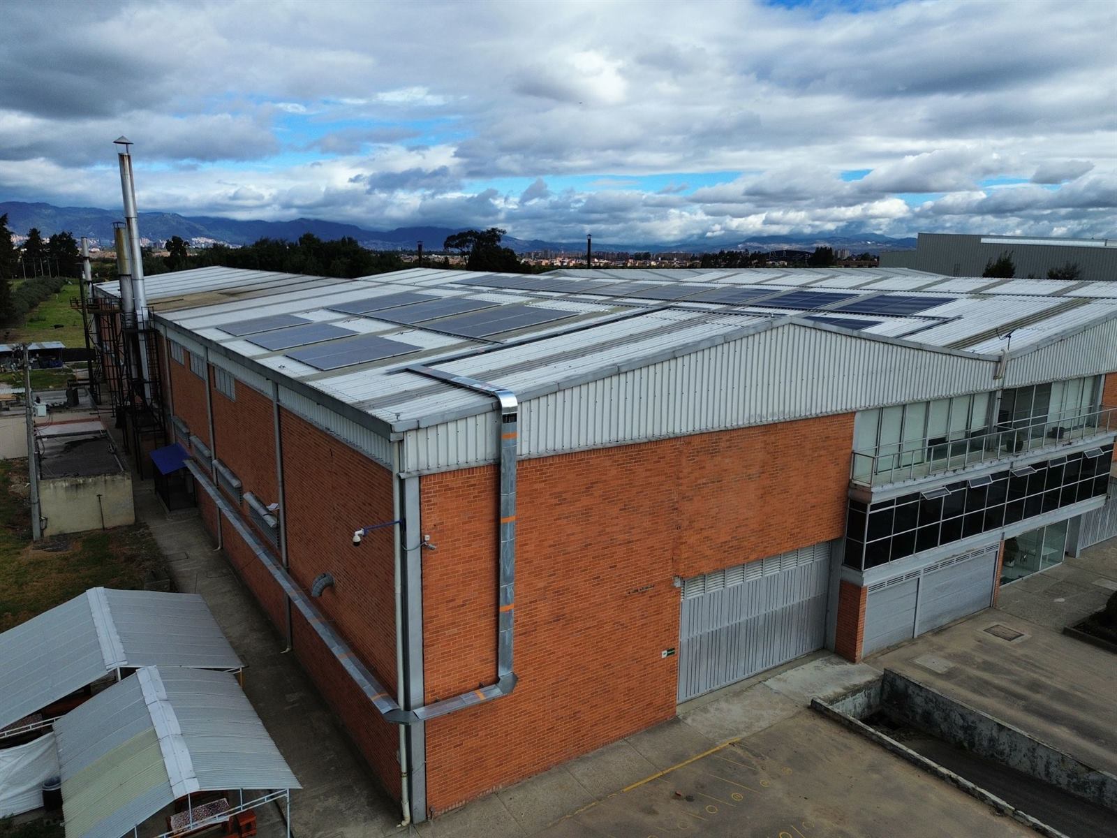 Sistema solar sobre la cubierta de una bodega industrial