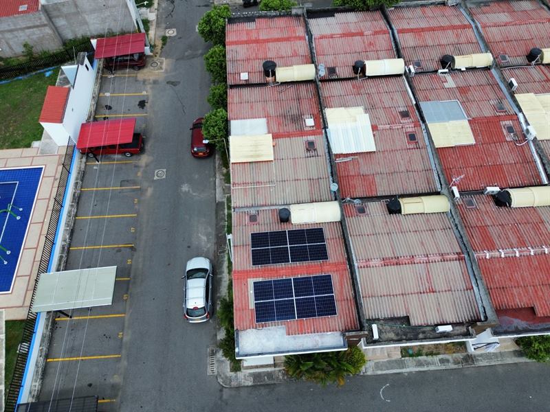 Vista aérea de un sistema solar residencial en Girardot