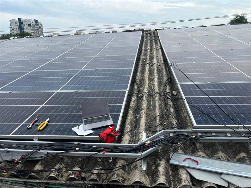 Conexionado de módulos solares sobre una cubierta
