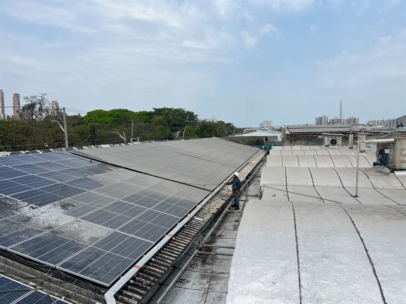 Lavado de paneles fotovoltaicos en una cubierta