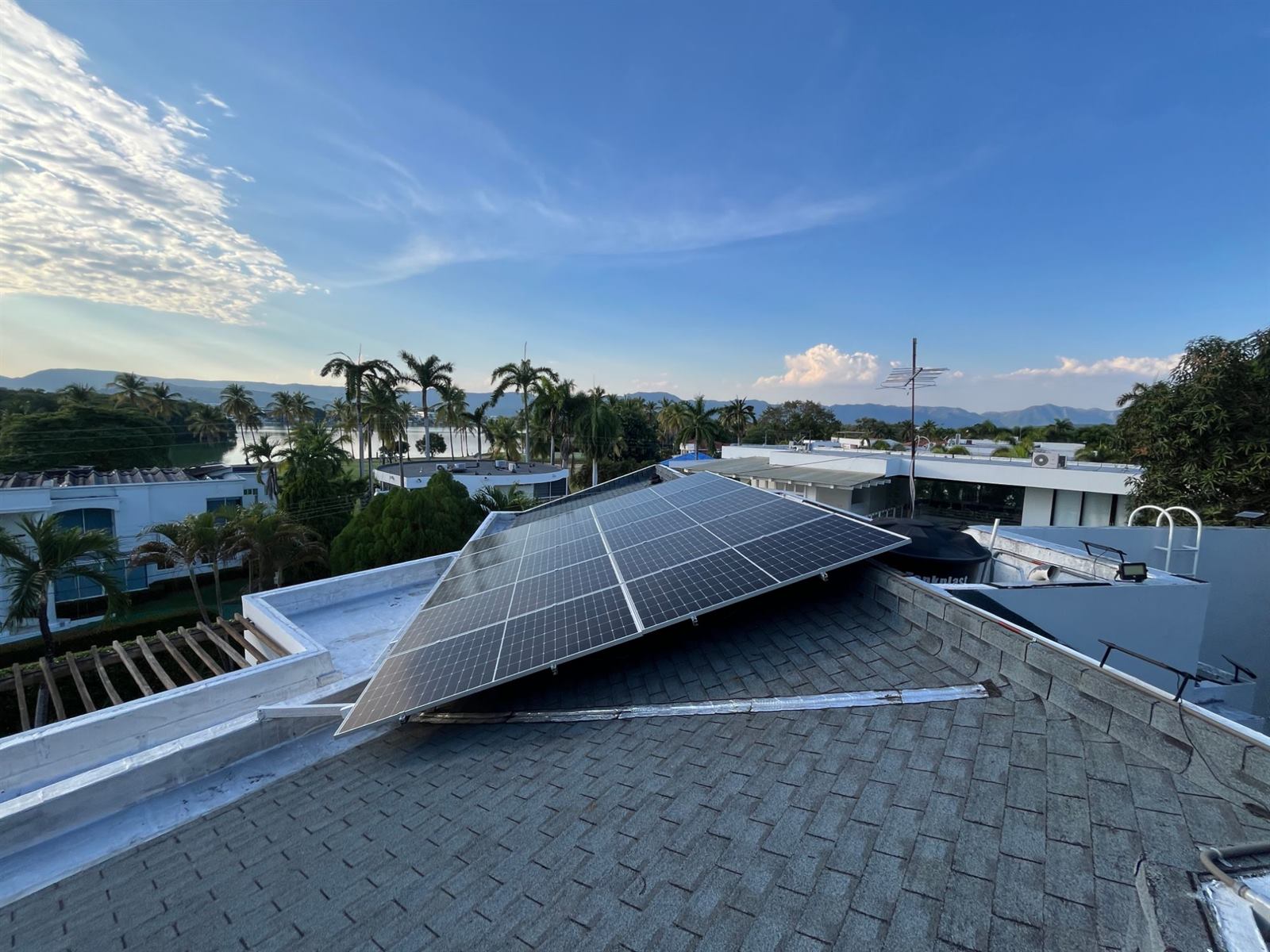 Sistema solar fotovoltaico instalado sobre un tejado