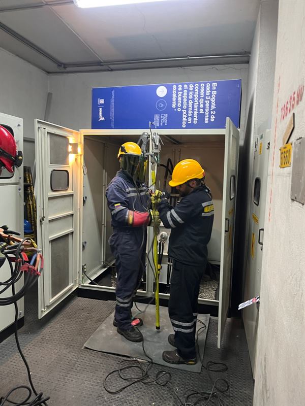 Técnicos de HDZ en mantenimiento de una subestación eléctrica