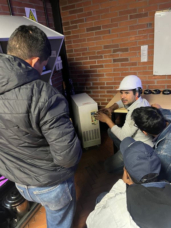 Capacitación en operación de un sistema UPS